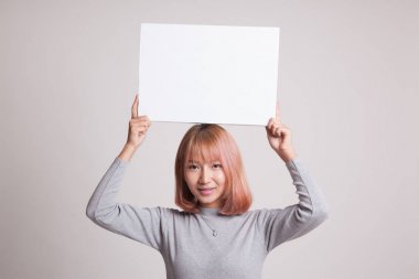 Beyaz boş işareti ile genç Asyalı kadın.