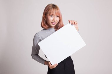 Beyaz boş işareti ile genç Asyalı kadın.