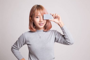 Genç Asyalı kadın gözü üzerinde boş kartı ile.