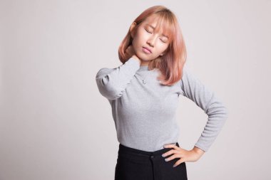 Genç Asyalı kadın boyun ağrısı var.