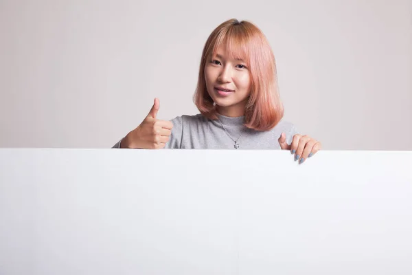 Mladá asijská žena objeví palce s prázdný znak. — Stock fotografie