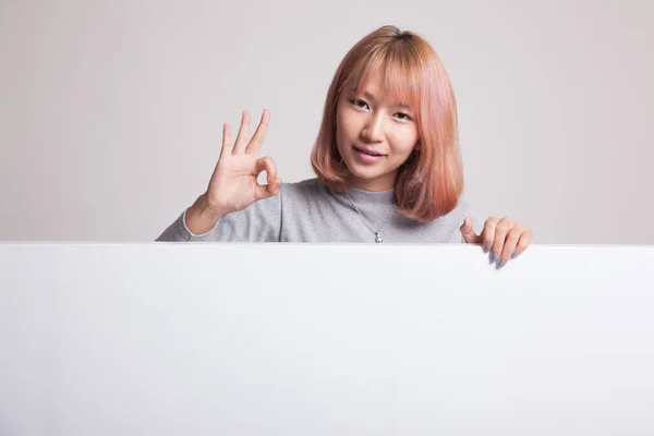 Mladá asijská žena show Ok s prázdný znak. — Stock fotografie
