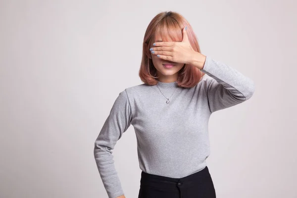 Jovem mulher asiática fechar os olhos com a mão . — Fotografia de Stock