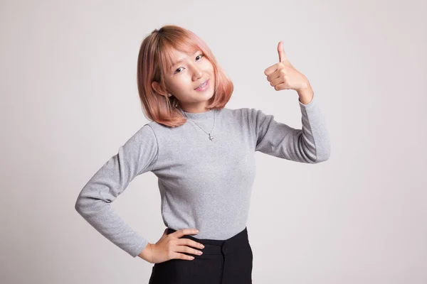 Jonge Aziatische vrouw Toon duimschroef opwaarts. — Stockfoto