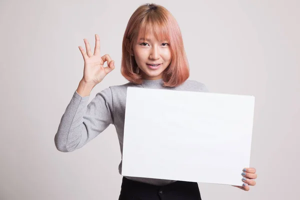 Νεαρή γυναίκα της Ασίας δείχνουν Ok με το λευκό κενό σύμβολο. — Φωτογραφία Αρχείου