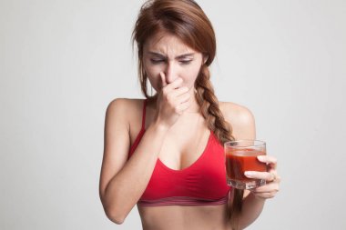 Güzel sağlıklı Asyalı kız nefret domates suyu.
