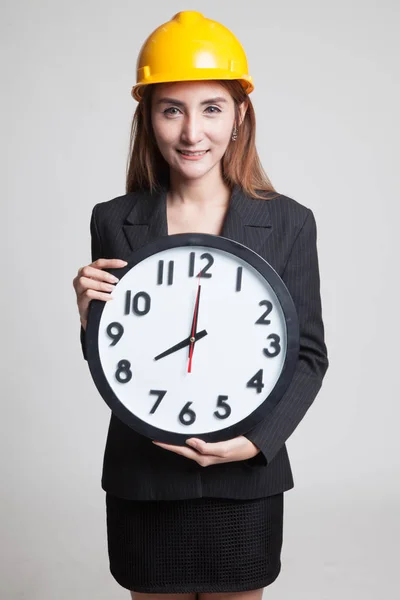 Ázsiai mérnök nő egy óra. — Stock Fotó