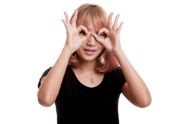 Asiatische Frau tun lustig doppelt ok Zeichen als Brille. — Stockfoto