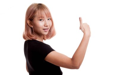 Genç Asyalı kadın sıra arka başparmak yukarıya.