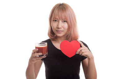 Domates suyu ve kırmızı kalpli genç Asyalı kadın.