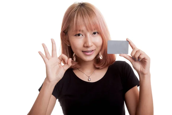 Giovane donna asiatica mostra OK con una carta vuota . — Foto Stock