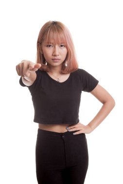 Genç Asyalı kadın kızgın ve kamera noktasına.