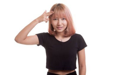 Parmak silah hareketle tutan güzel genç Asyalı kadın.