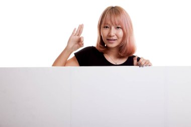 Genç Asyalı kadın göster Tamam boş işaretiyle.