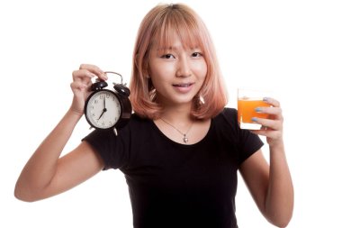 Asyalı kadın saati içki portakal suyu ile.