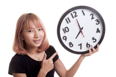 Bir saat noktasına genç Asyalı kadın.