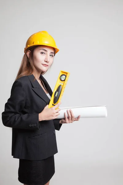 Aziatische ingenieur vrouw met blauwdrukken en niveau. — Stockfoto