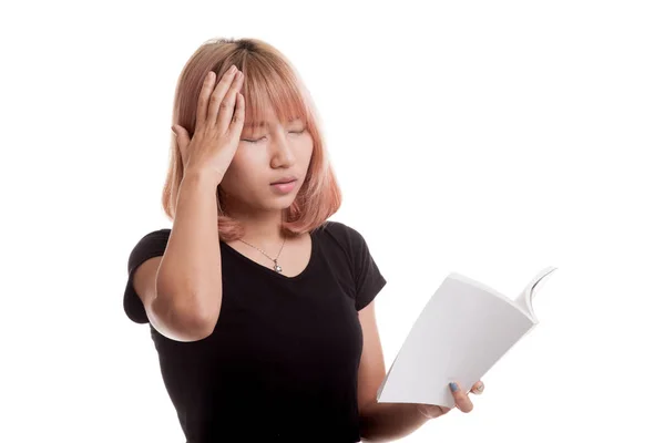 Giovane donna asiatica ha avuto mal di testa leggere un libro . — Foto Stock