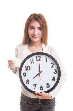 Sağlıklı Asyalı kadın süt içme cam saat tutun.