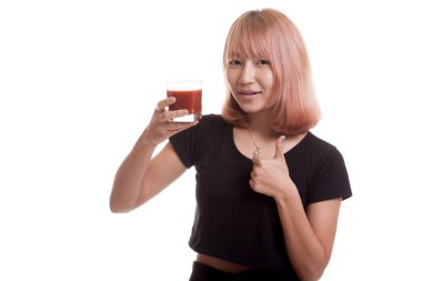 Genç Asyalı kadın Yaşasın domates suyu ile.