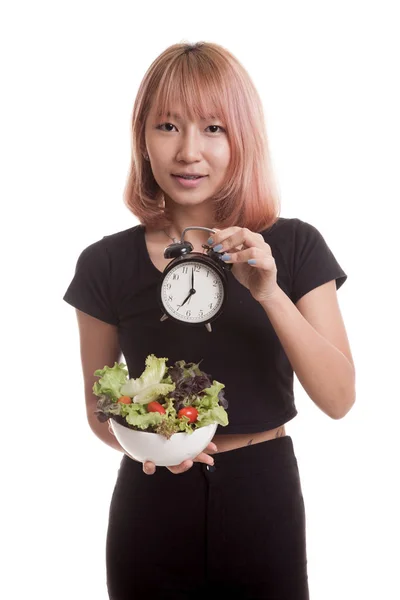 Giovane donna asiatica con orologio e insalata . — Foto Stock