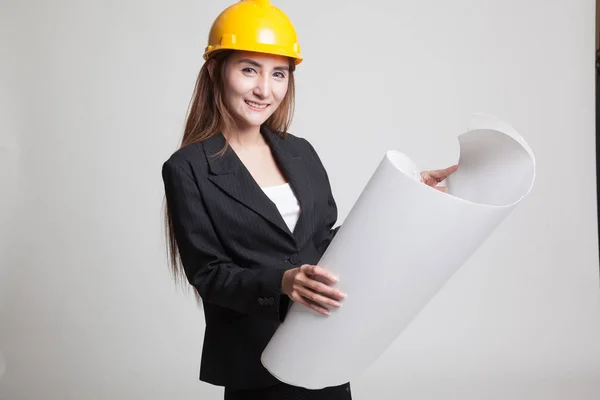 Mujer ingeniera asiática con planos . — Foto de Stock