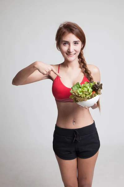 Hermosa chica sana asiática punto a la ensalada . — Foto de Stock