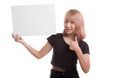 Genç Asyalı kadın ortaya başparmak ile beyaz boş işareti.