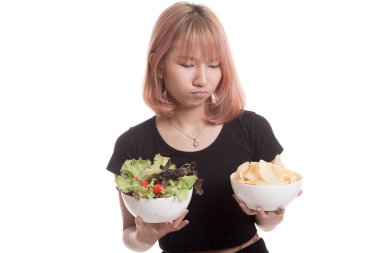 Patates kızartması ve salata ile genç Asyalı kadın.