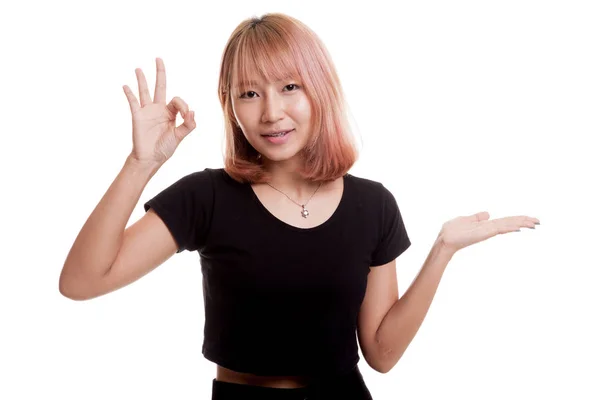 Schön junge asiatische Frau zeigen Handfläche Hand und ok Zeichen. — Stockfoto