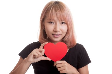 Kırmızı kalpli Asyalı kadın.
