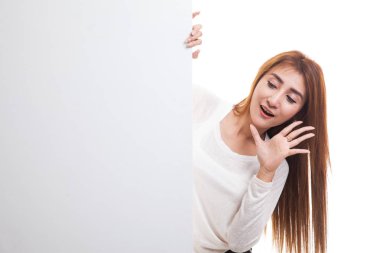 Boş işareti ile heyecanlı genç Asyalı kadın.