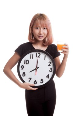 Asyalı kadın saati içki portakal suyu ile.