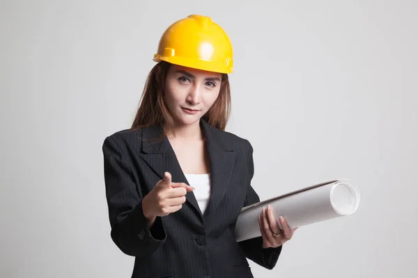 Aziatische ingenieur woman wijzend met blauwdrukken. — Stockfoto