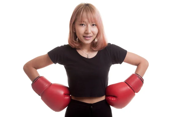 Joven mujer asiática con guantes de boxeo rojos . — Foto de Stock