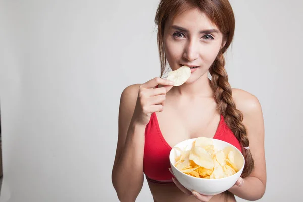 Schöne asiatische gesunde Mädchen essen Kartoffelchips. — Stockfoto