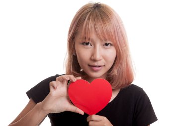 Kırmızı kalpli Asyalı kadın.