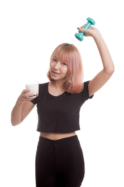 Egészséges ázsiai nő, egy pohár tejet, és a súlyzó. — Stock Fotó