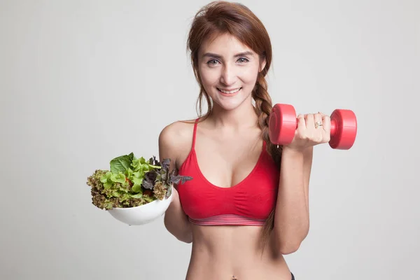 Güzel Asyalı sağlıklı kız dumbbell ve salata ile. — Stok fotoğraf