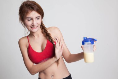 Güzel Asyalı sağlıklı kız nefret peynir altı suyu proteini.