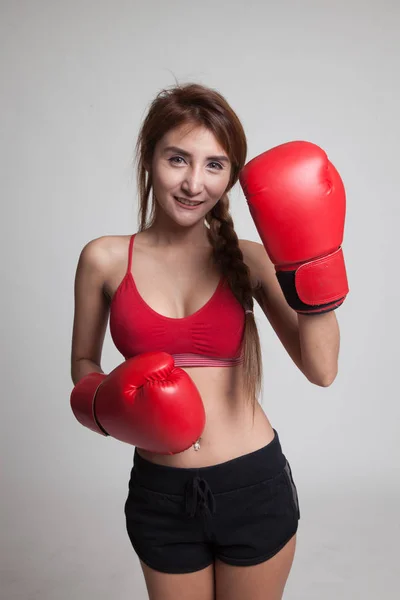 Belle fille asiatique en bonne santé avec gant de boxe rouge . — Photo