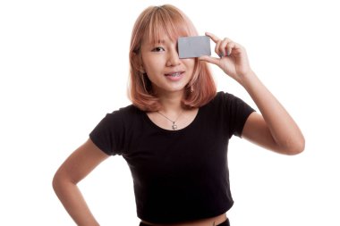 Genç Asyalı kadın gözü üzerinde boş kartı ile.