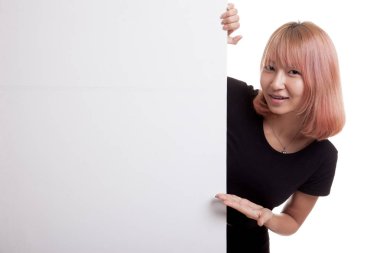 Palm el genç Asyalı kadın mevcut boş işaretiyle.