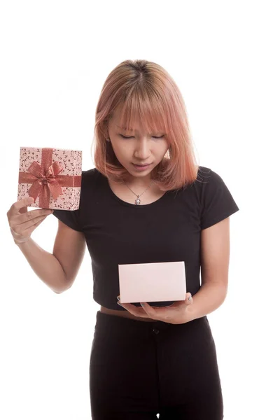 Młoda kobieta azjatyckich Otwórz pudełko. — Zdjęcie stockowe