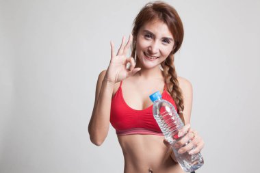 Güzel Asyalı sağlıklı kız şişe içme suyu ile.