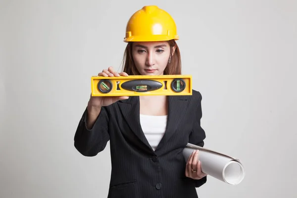 Asiatiska ingenjör kvinna med ritningar och nivå. — Stockfoto