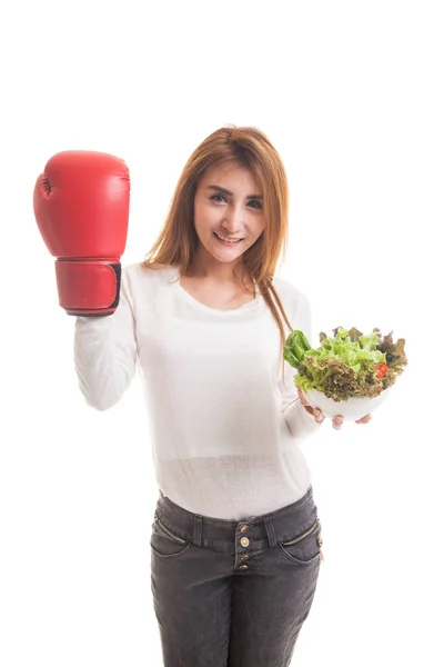 Genç Asyalı kadın boks eldiven ve salata ile. — Stok fotoğraf