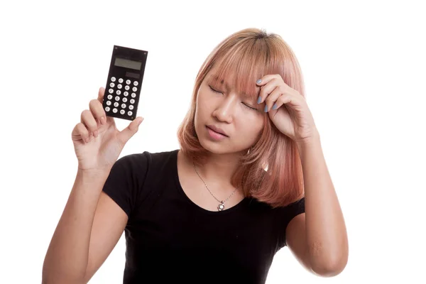 Aziatische vrouw kreeg hoofdpijn met calculator. — Stockfoto