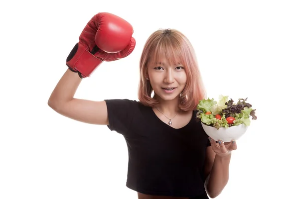 若いアジア女性ボクシング グローブとサラダ. — ストック写真