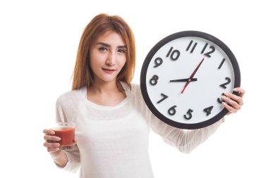 Domates suyu ve saat ile genç Asyalı kadın.